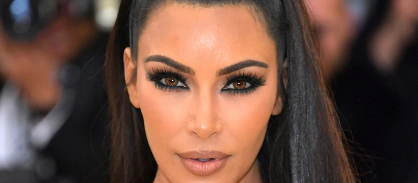 Η Κιμ Καρντάσιαν αποκαλύπτεται: Μένει χωρίς μακιγιάζ και δείχνει τα σημάδια της ψωριασικής αρθρίτιδας πάνω της (φωτο)